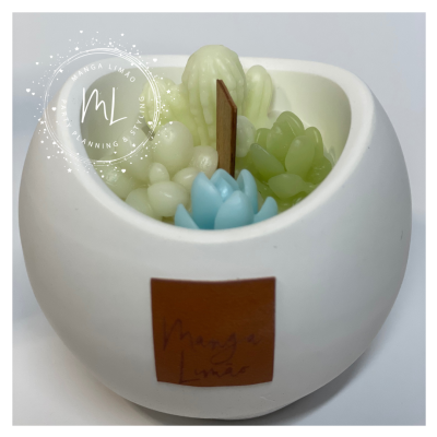 Vela decorativa em forma de cactos em base cerâmica branca com rótulo Manga Limão