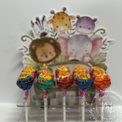 Pirulitos Chupa Chups coloridos com fundo de ilustrações de animais da selva