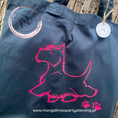 Saco preto com desenho de cão cor-de-rosa e etiqueta redonda ML