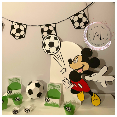 Decoração de festa com tema futebol e Mickey Mouse com bandeirolas, recortes de papel, mini caixas e bolas de futebol.