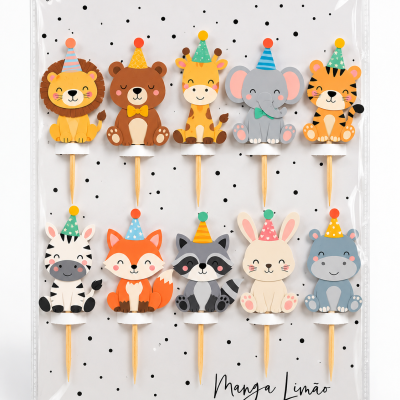 Toppers de festa de animais em madeira com chapéus de festa coloridos, embalados em folha transparente com pontos pretos.