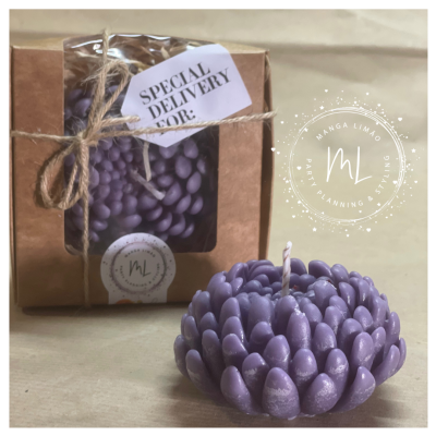 Vela decorativa malva em forma de flor com embalagem de cartão e etiqueta