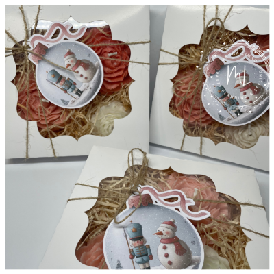 Caixas brancas decorativas com flores de cera e etiqueta de soldadinho e boneco de neve