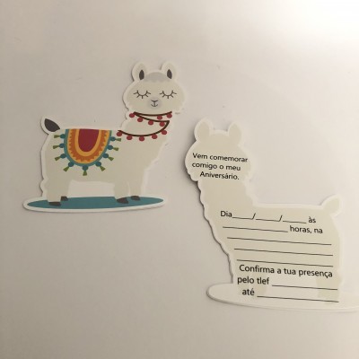 Convite de aniversário em forma de lhama branca com detalhes coloridos e texto em português.