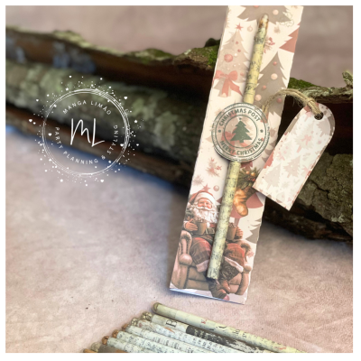 Lápis decorativos de madeira com padrão jornal antigo em embalagem natalícia com selo e etiqueta pendurada