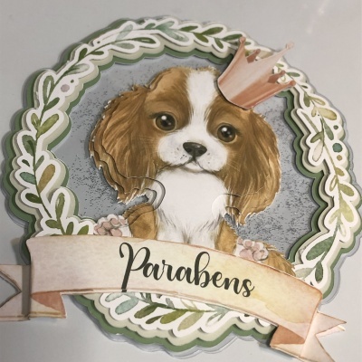 Enfeite decorativo com desenho de cão com coroa e texto Parabéns