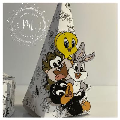 Caixa de festa pirâmide com personagens de desenhos animados coloridos