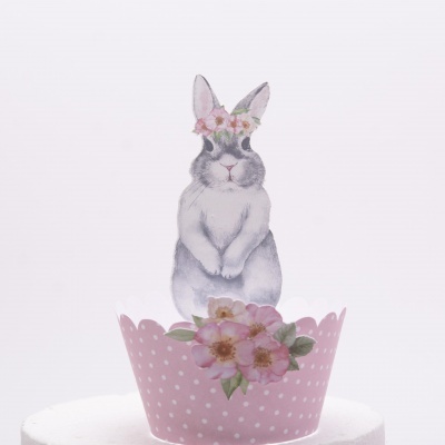 Capa decorativa rosa com bolinhas brancas e coelho cinzento com coroa floral