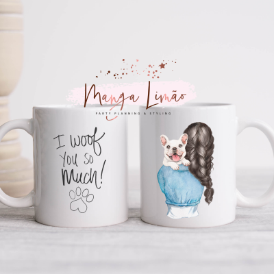 Duas canecas brancas com ilustrações e texto relacionado a cães.