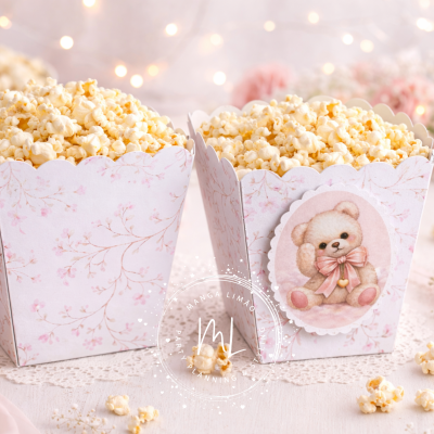 Recipientes de papel com pipocas e decoração floral e urso de peluche