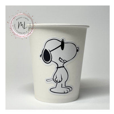 Copo branco com etiqueta de Snoopy preto e branco usando óculos escuros