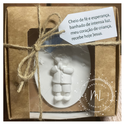 Embalagem de cartão com laço e ornamento branco com figura de criança e etiqueta de texto