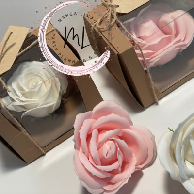 Flores artificiais rosa e branca em caixas de papelão e soltas