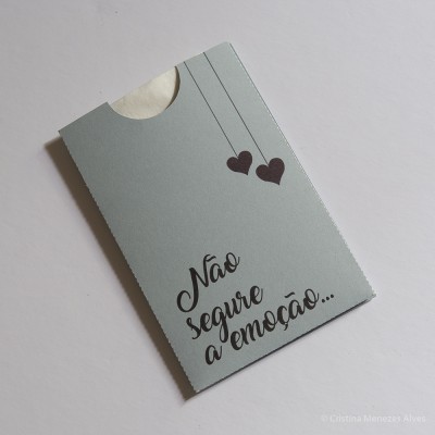 Envelope cinza claro com corações e texto em preto