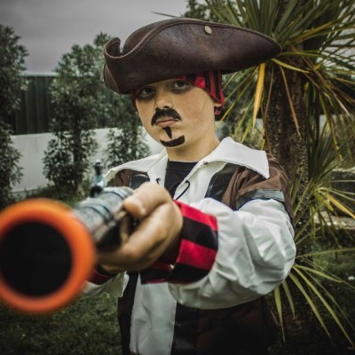 Criança fantasiada de pirata a segurar brinquedo