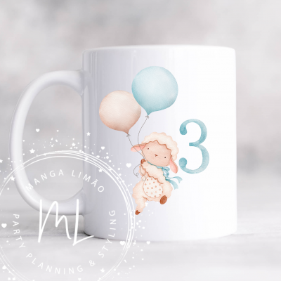 Caneca branca com desenho de cordeirinho e balões ao lado do número 3