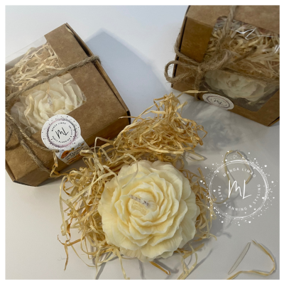 Vela decorativa em forma de flor creme em caixa de cartão com cordão de juta e etiquetas brancas