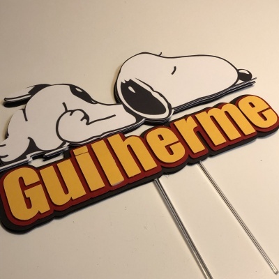 Enfeite acrílico Snoopy a dormir com nome Guilherme em amarelo