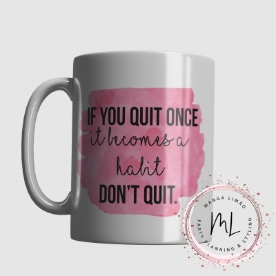 Caneca branca com mensagem motivacional em pincelada rosa