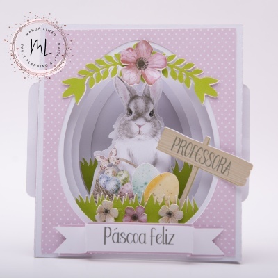 Caixa decorativa de Páscoa com coelho, ovos e flores em papel cor-de-rosa com bolinhas.