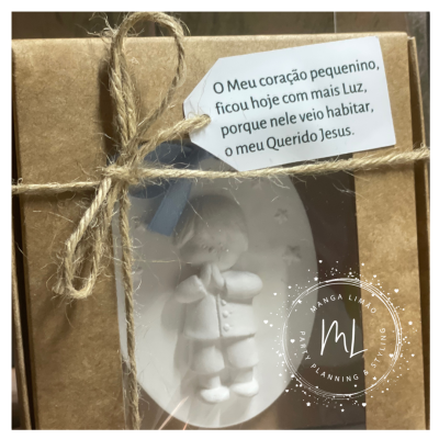 Decoração menino a rezar branca em embalagem de cartão castanho com etiqueta de texto e corda rústica