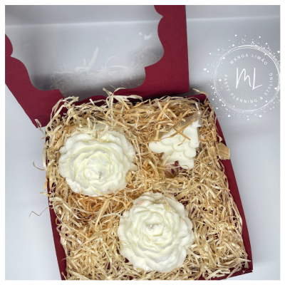 Três velas decorativas brancas em caixa vermelha com palha