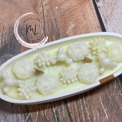 Vela artesanal branca em vaso oval com flores decorativas 3D e pavios de madeira