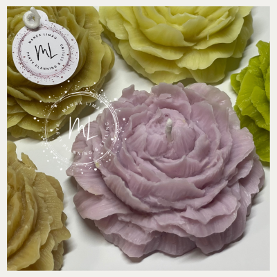 Velas florais coloridas com etiqueta branca