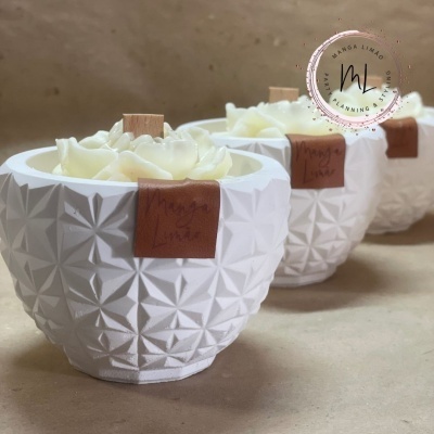 Velas decorativas brancas com padrão geométrico e etiqueta Manga Limão