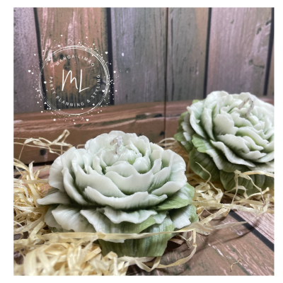 Dois sabonetes florais verdes sobre palha e fundo de madeira rústica