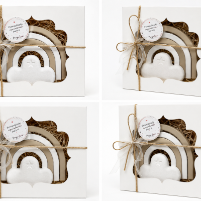 Conjunto decorativo em caixa branca com arco-íris e nuvem em tons bege e branco