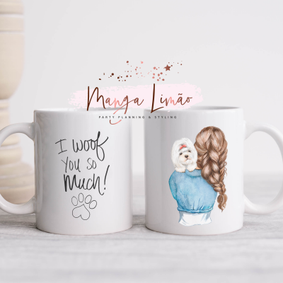 Duas canecas brancas com texto e ilustração de mulher com cão