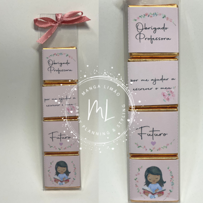 Conjuntos de chocolates embalados com mensagens de agradecimento para professora em português.