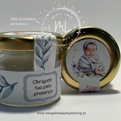 Vela aromática em frasco de vidro com etiqueta e tampa decorada com imagem de bebé
