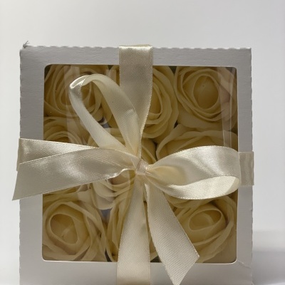 Caixa branca com seis rosas decorativas creme e fita de cetim creme