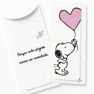 Marcador de livros com Snoopy e balão de coração, e envelope com texto em português
