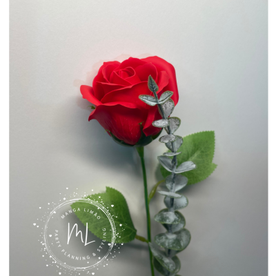 Flor artificial tipo rosa vermelha com folhas verdes e ramo decorativo