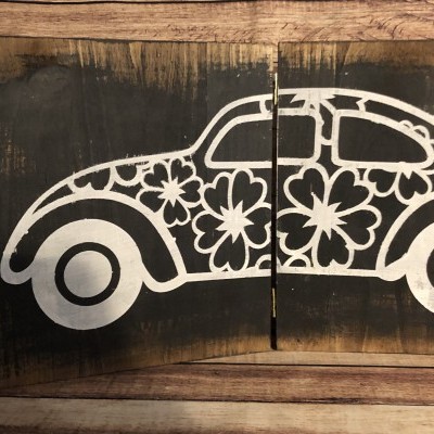 Painel de madeira rústica com desenho branco de carro estilo Volkswagen com flores grandes