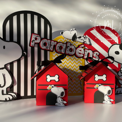 Caixas vermelhas com Snoopy e painéis coloridos com a palavra Parabéns