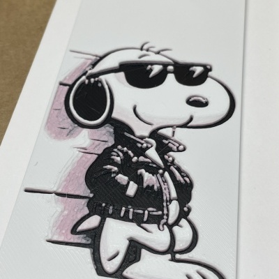 Etiqueta com relevo da personagem Snoopy com óculos e casaco preto