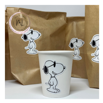 Copo de papel branco com desenho do Snoopy e sacos de papel castanho com o mesmo desenho