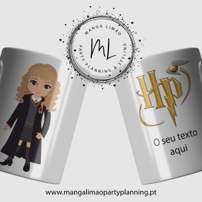 Duas canecas brancas com ilustração e texto relacionadas a Harry Potter
