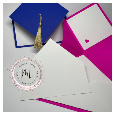 Convite com envelope branco e cartão rosa com coração, chapéu de graduação azul com borla.