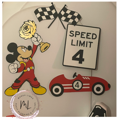 Adesivos decorativos temáticos de corrida com Mickey Mouse, bandeiras, placa de limite de velocidade e carro vermelho.