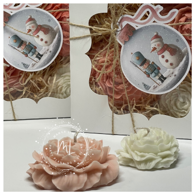 Velas florais rosa e branca com embalagem decorativa e ilustrações de soldado e boneco de neve
