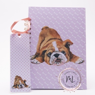 Caderno lilás com bulldog e marcador de páginas rosa com bolinhas e bulldog