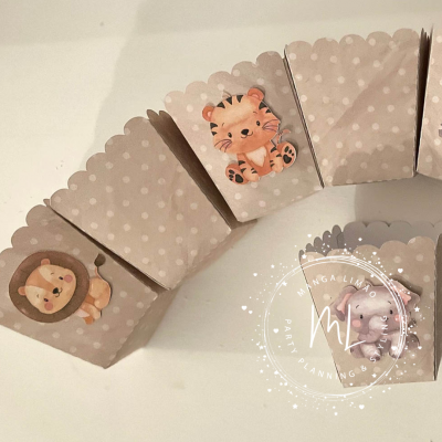 Saquetas decorativas de papel com padrão de bolinhas brancas e ilustrações de leão e tigre