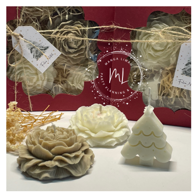 Velas decorativas em forma de flores e árvore de natal com embalagens vermelhas e etiqueta 'Feliz Natal'