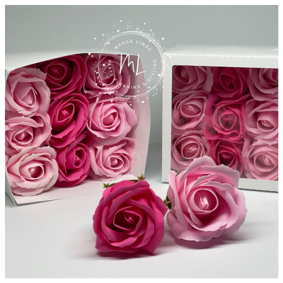 Caixas de rosas artificiais em tons de rosa claro e escuro com texto MANGA LIMÃO.