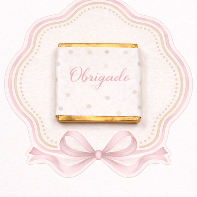 Pequeno chocolate embalado com rótulo escrito Obrigado sobre fundo decorativo com laço rosa.